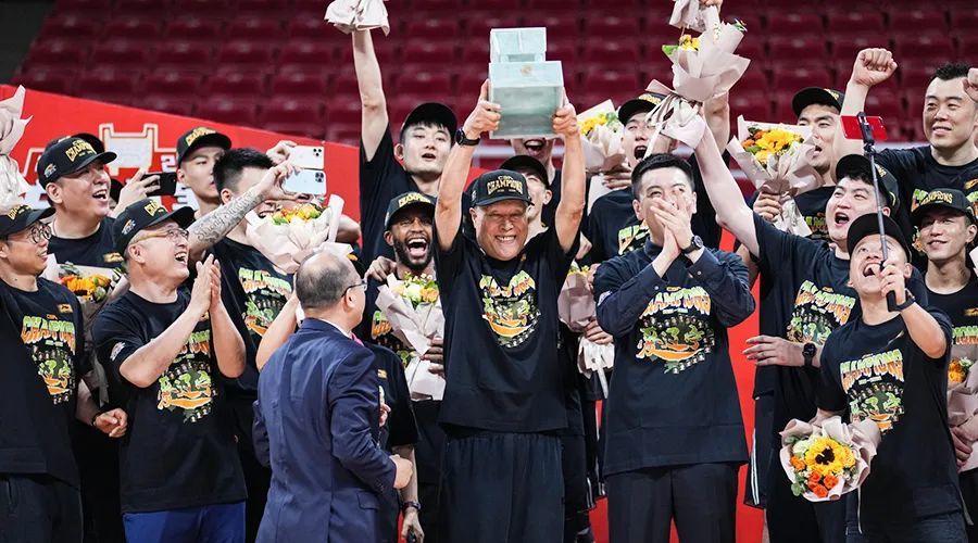 第93分钟，马丁内斯为阿根廷国家队队友加纳乔压腿。